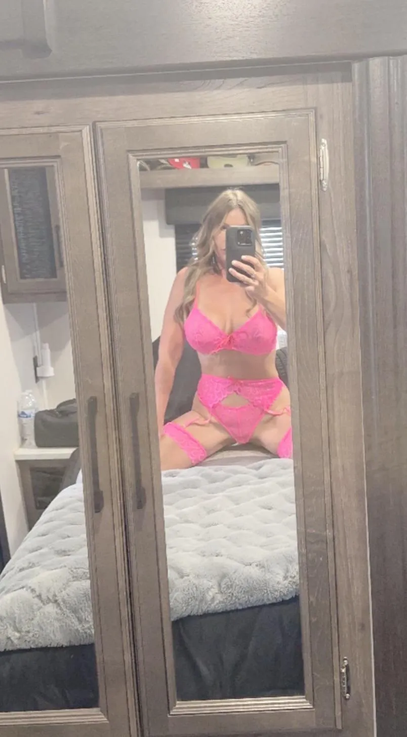 Enjoying being hotwife and hotmom, willing to be yours also