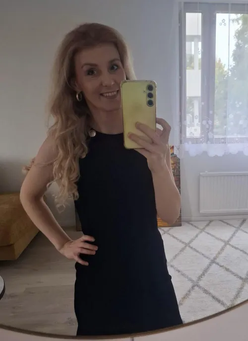 Long blonde hair😊