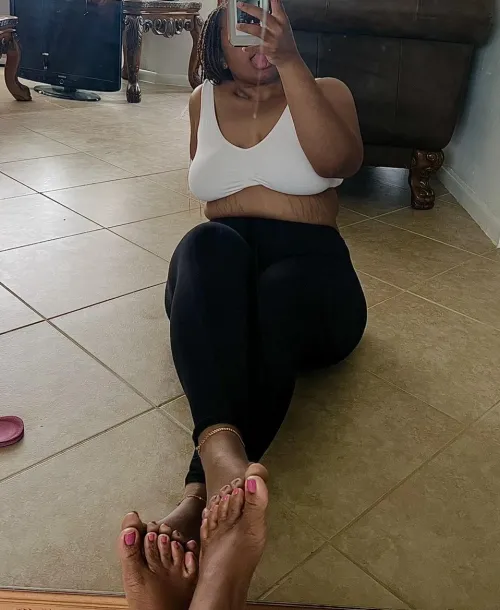 Want someone to kiss my toes 🤭 any volunteers? 👀😜