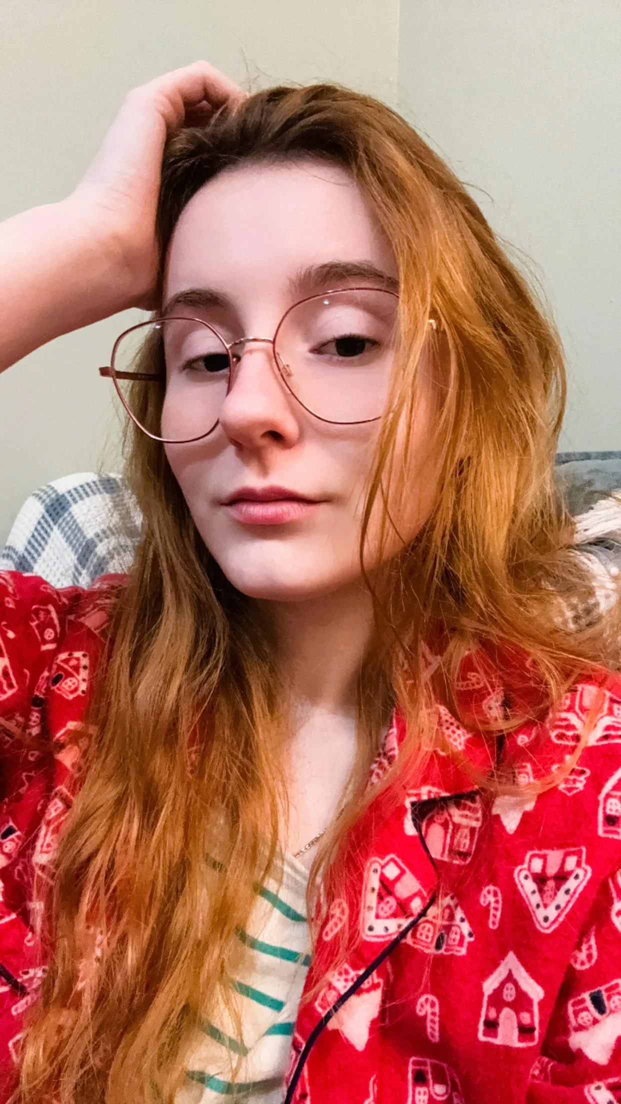 I'm going to share my outfit that I'm wearing at home