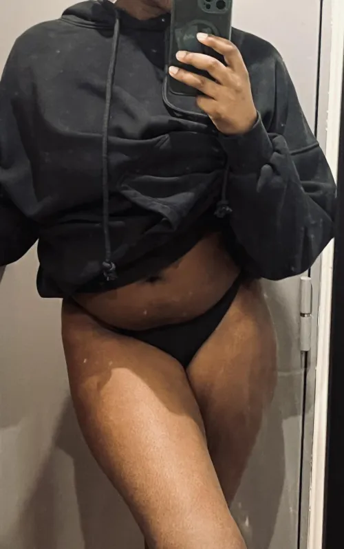 Ce pull cache de très belles formes 🤭