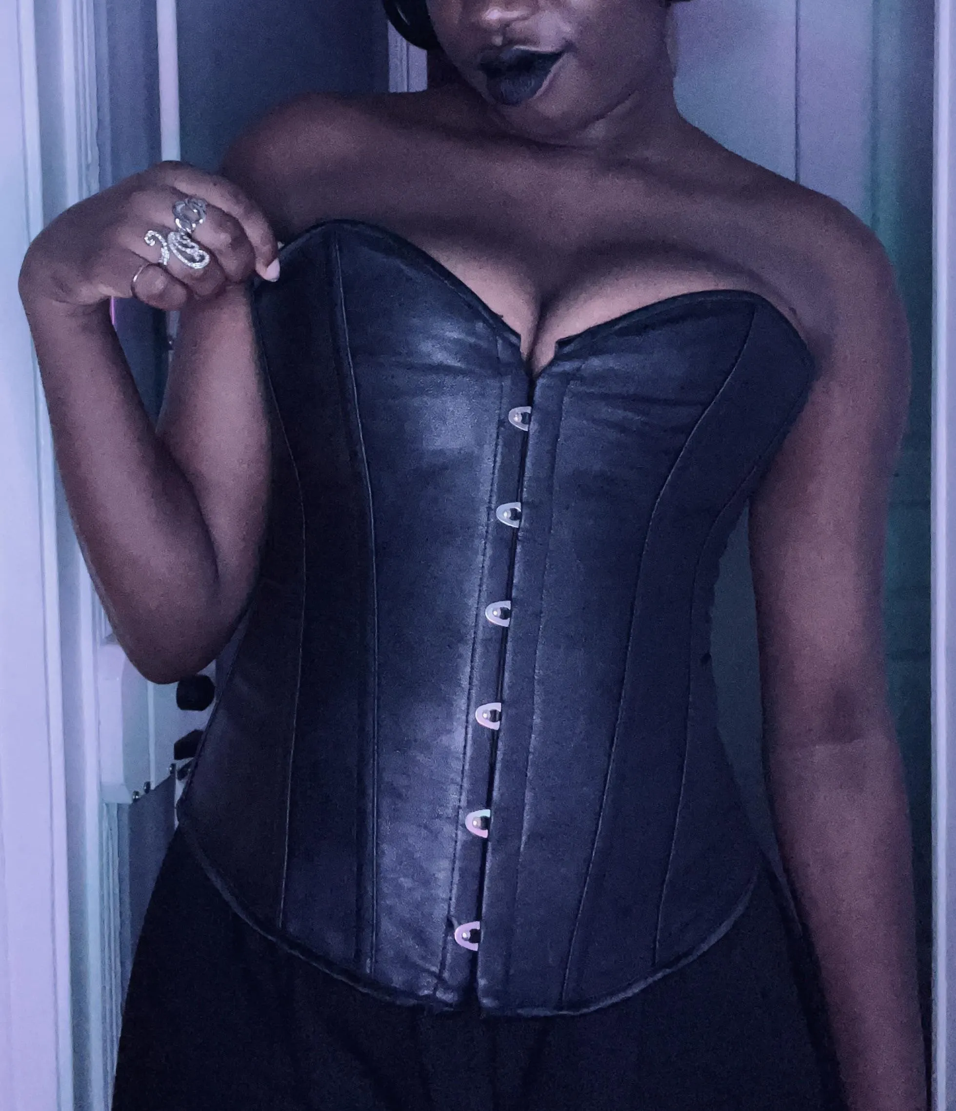 Je devrais enlever mon corset pour laisser mes seins respirer, non? 🖤