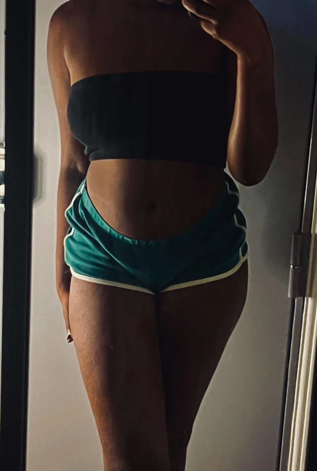 Je veux que tu glisses tes mains sous mon short… 🤭