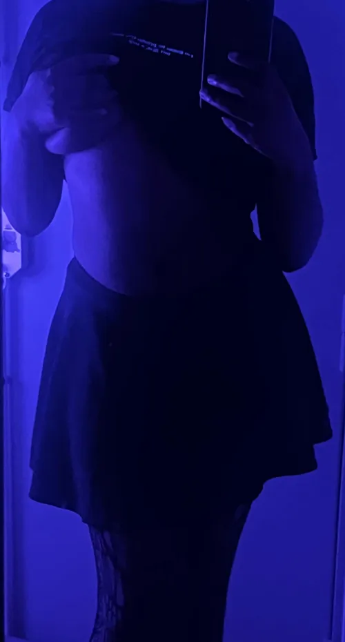 Je veux que tu passes tes mains lentement sur mon corps… 🖤