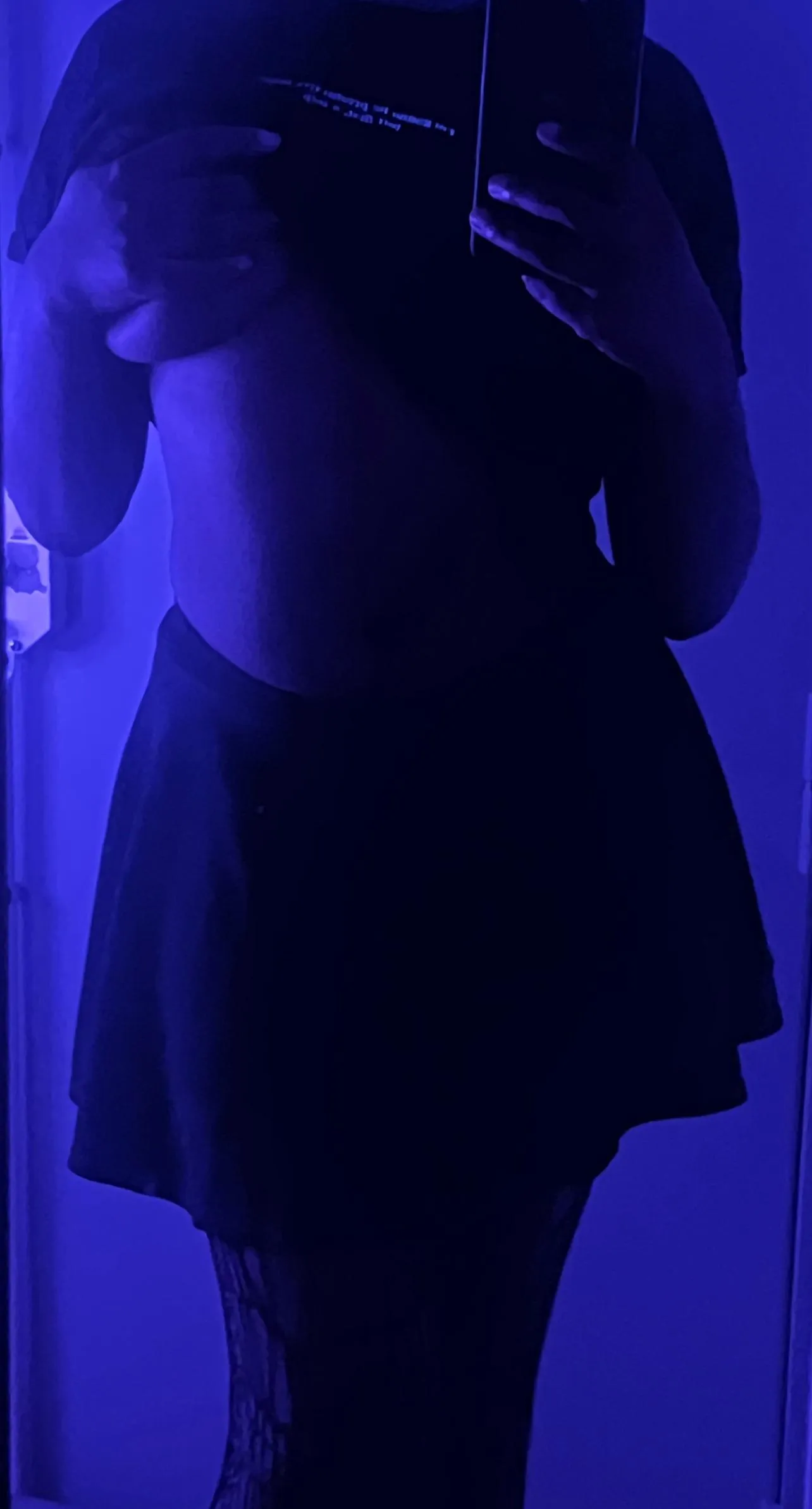 Je veux que tu passes tes mains lentement sur mon corps… 🖤