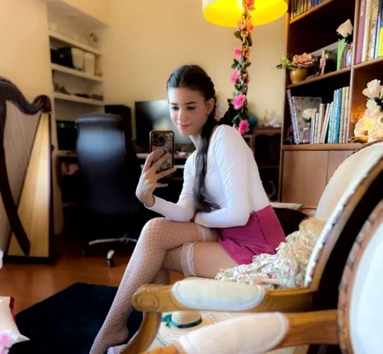 in case u've never seen a hot harpist