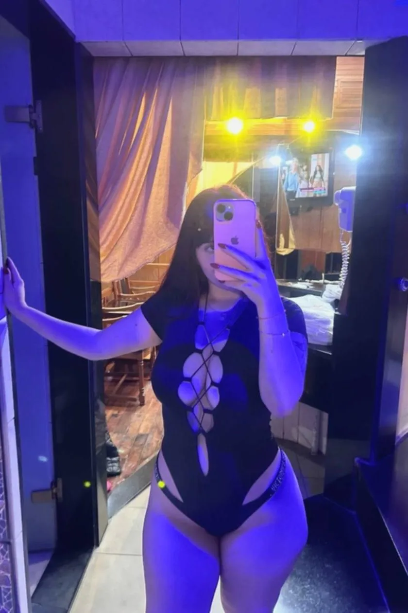 Bisexual girl seeking some attention tonight.