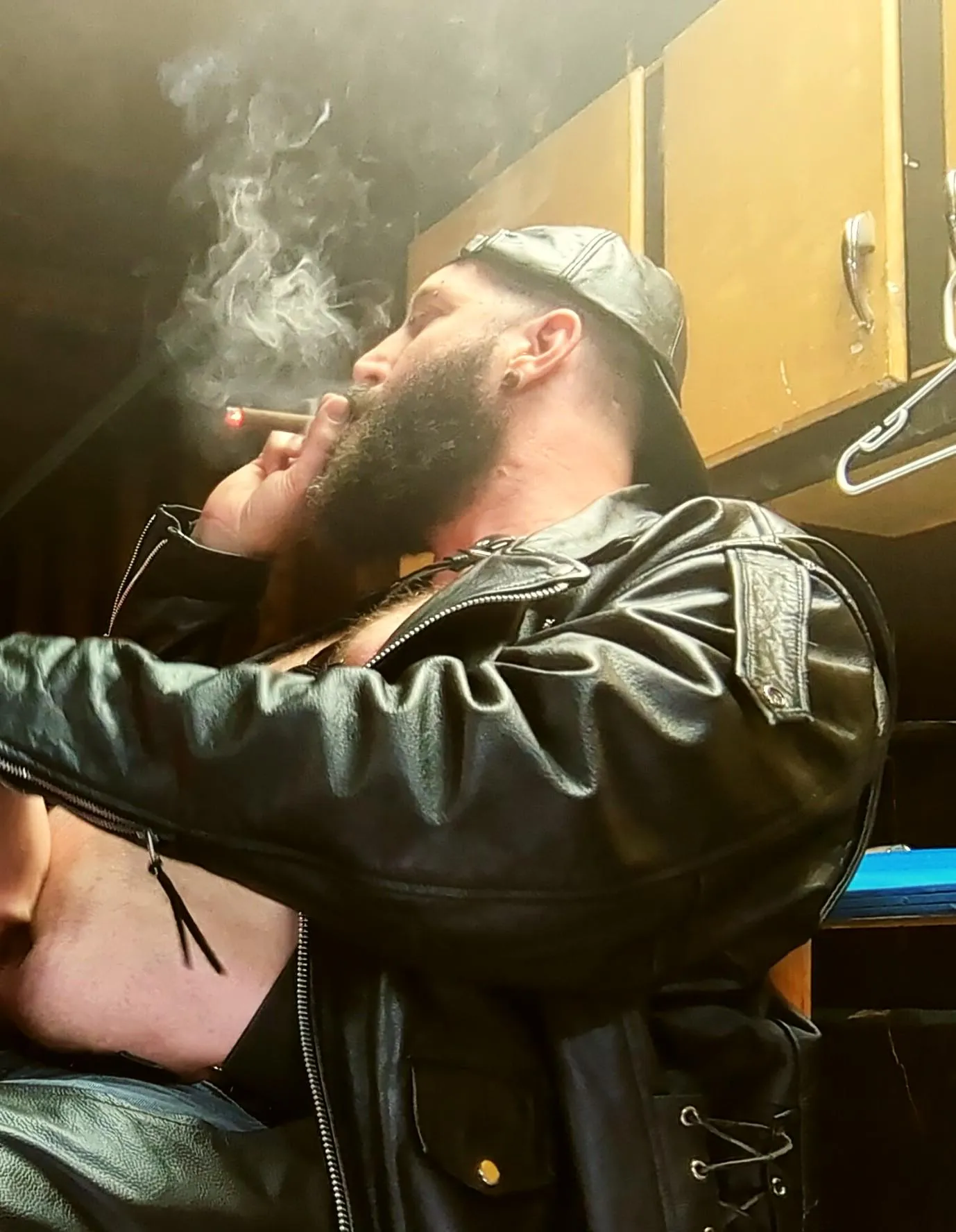 I love cigars, beer, whisky, leather, camping, burgers, and fun rough sex. Who's down?