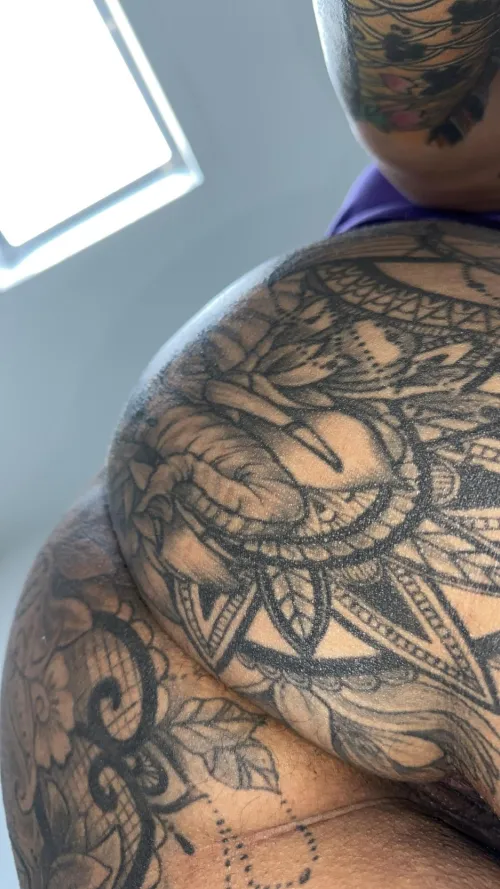 Morning walk got this ass good and sweaty, time to go hit the shower and clock in for work 😉🍆🤤💦