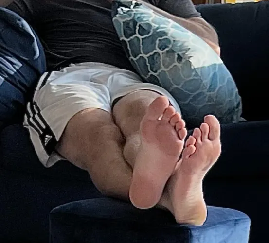 My straight brother in law kicks up his big bare feet like this all the time and it is such a tease. He is a king and a total zaddy.