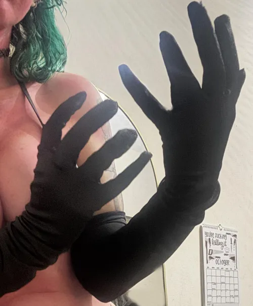 Of course the Halloween costume will have gloves