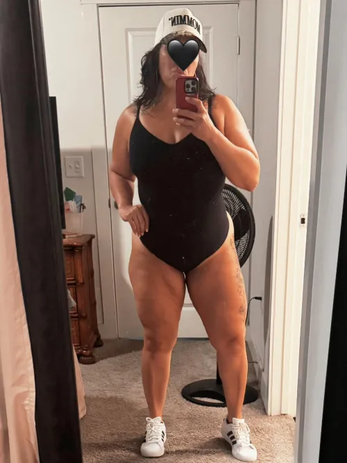 The thicker the thighs, the harder they sigh 😈 💦 Happy Thursday 💋