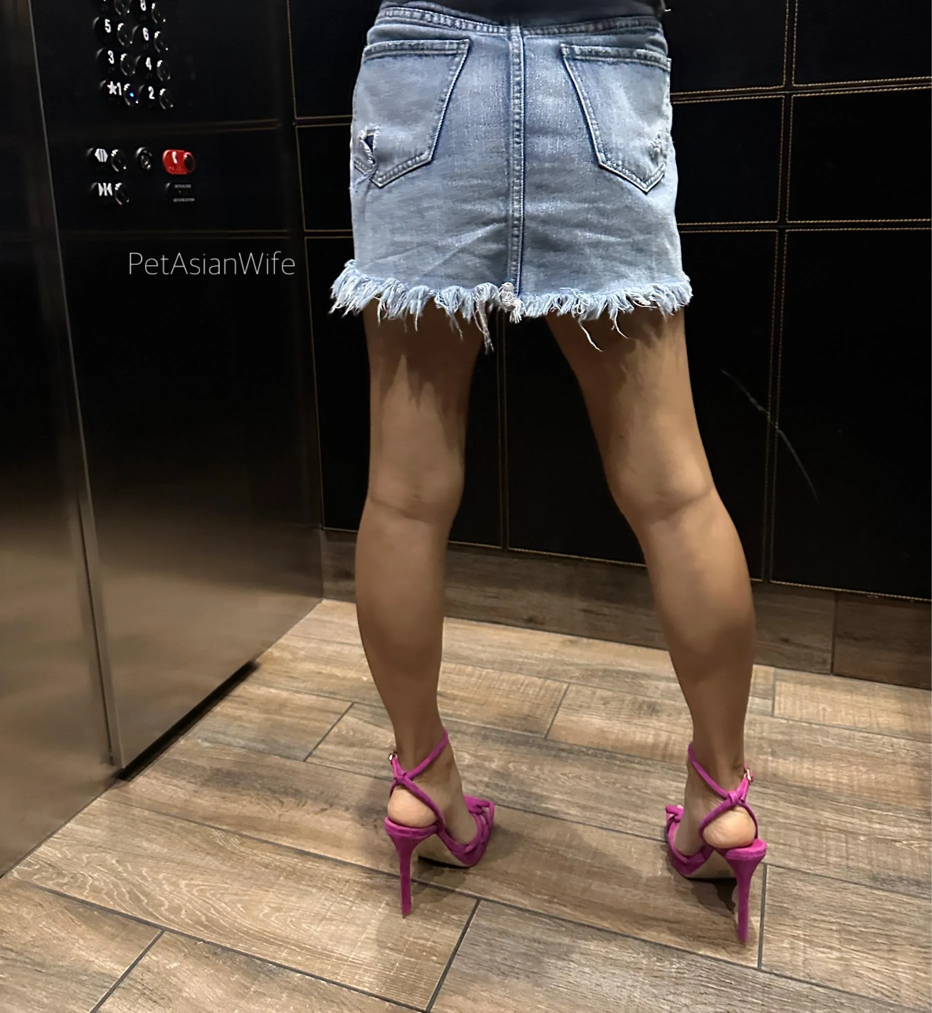 This elevator needs more hot guys to feel how wet I am right now....