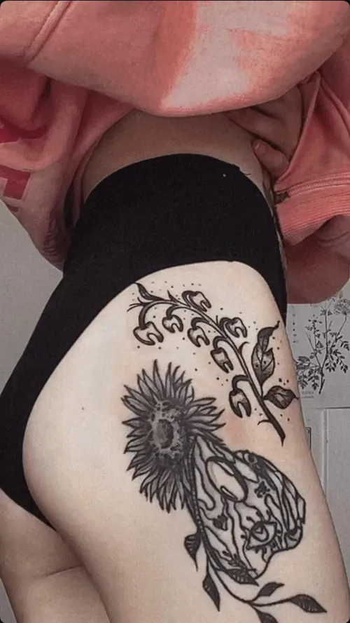 What do you think of my new tattoo? 🙈🦷🌱