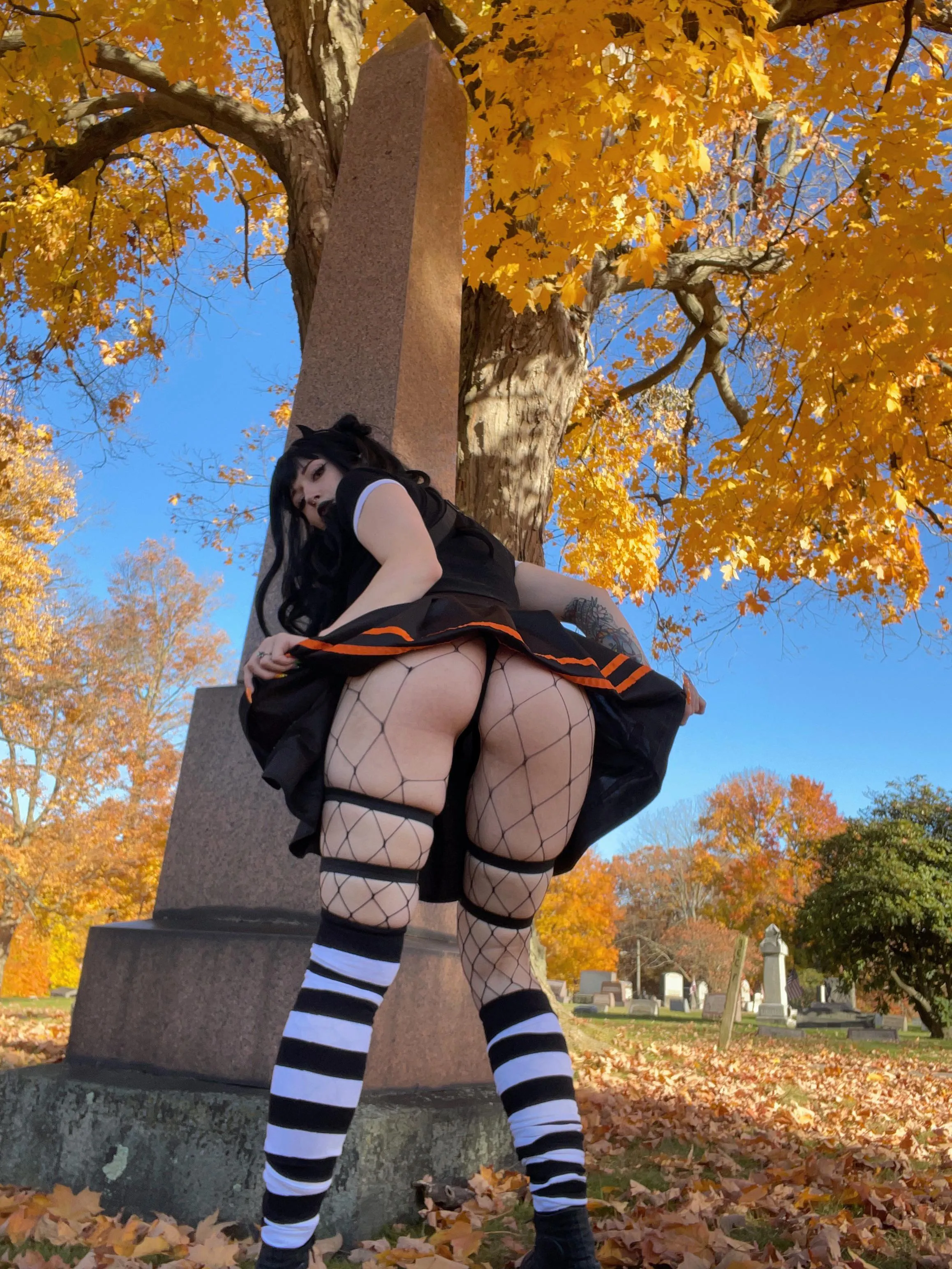 Goth girls like bending over too