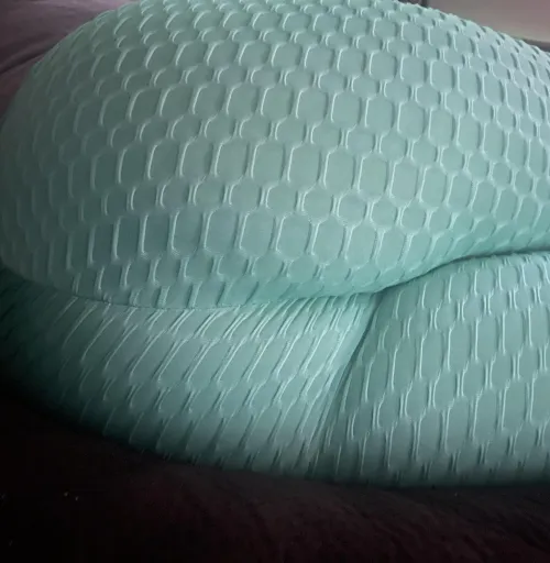 Happy Monday enjoy A Ass that loves being shown off