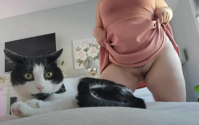 Oh lord, mom's flashing 🐱