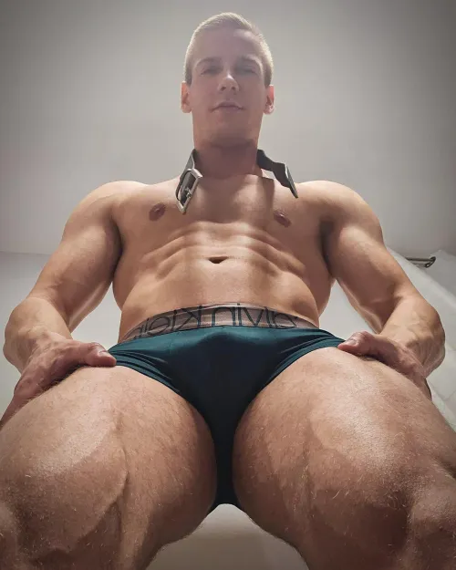 Wanna crush your head inbetween these big muscular thighs 😈..