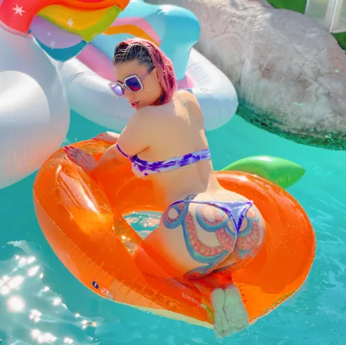 Frogbutt in the pool