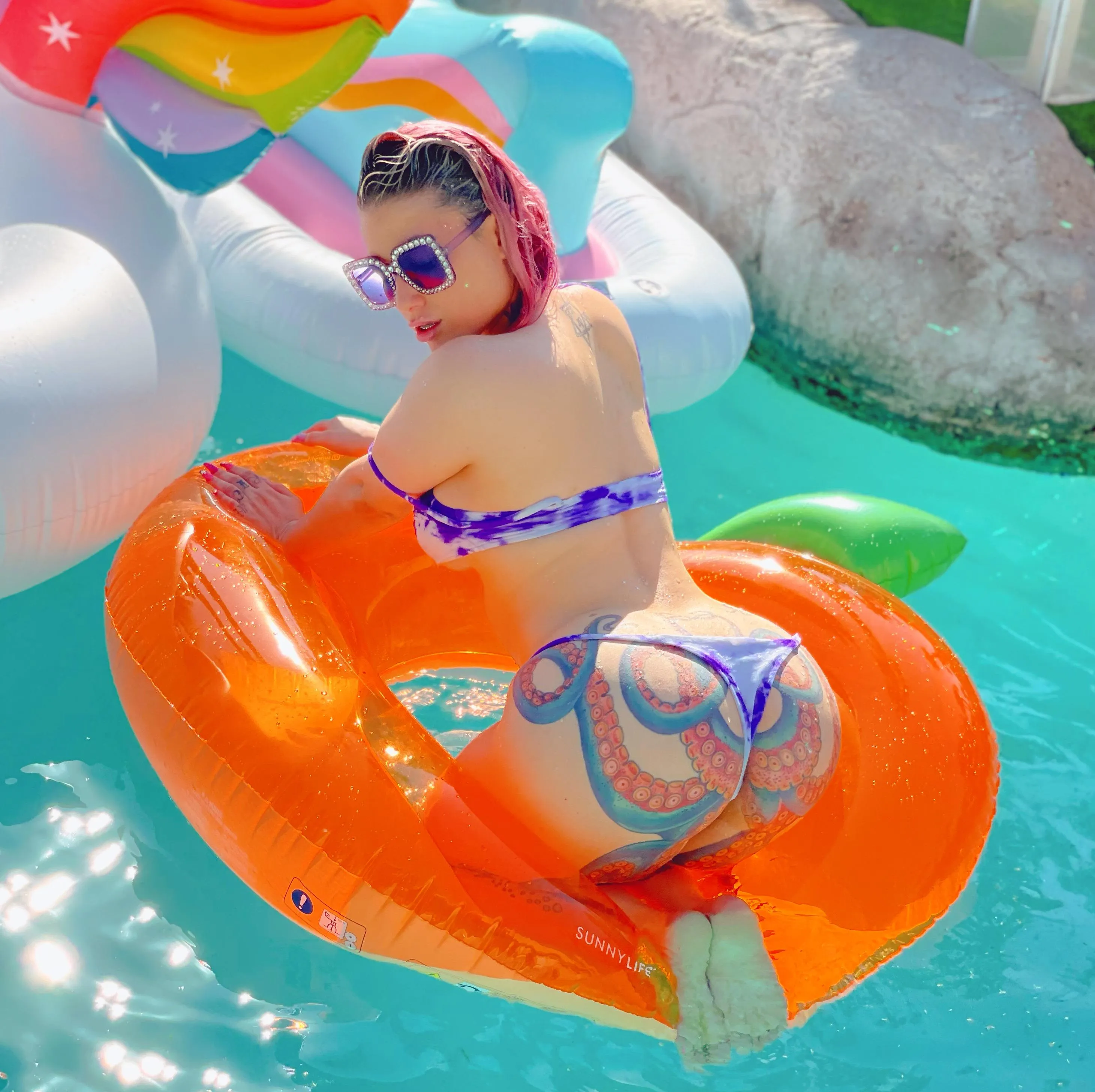 Frogbutt in the pool