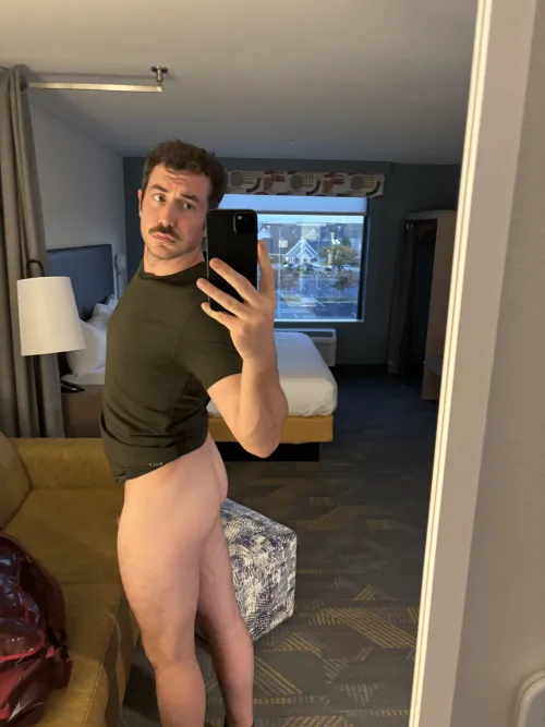 Traveling for work in Indianapolis. Hotels always make me horny. Room #403. Come find me. (34)