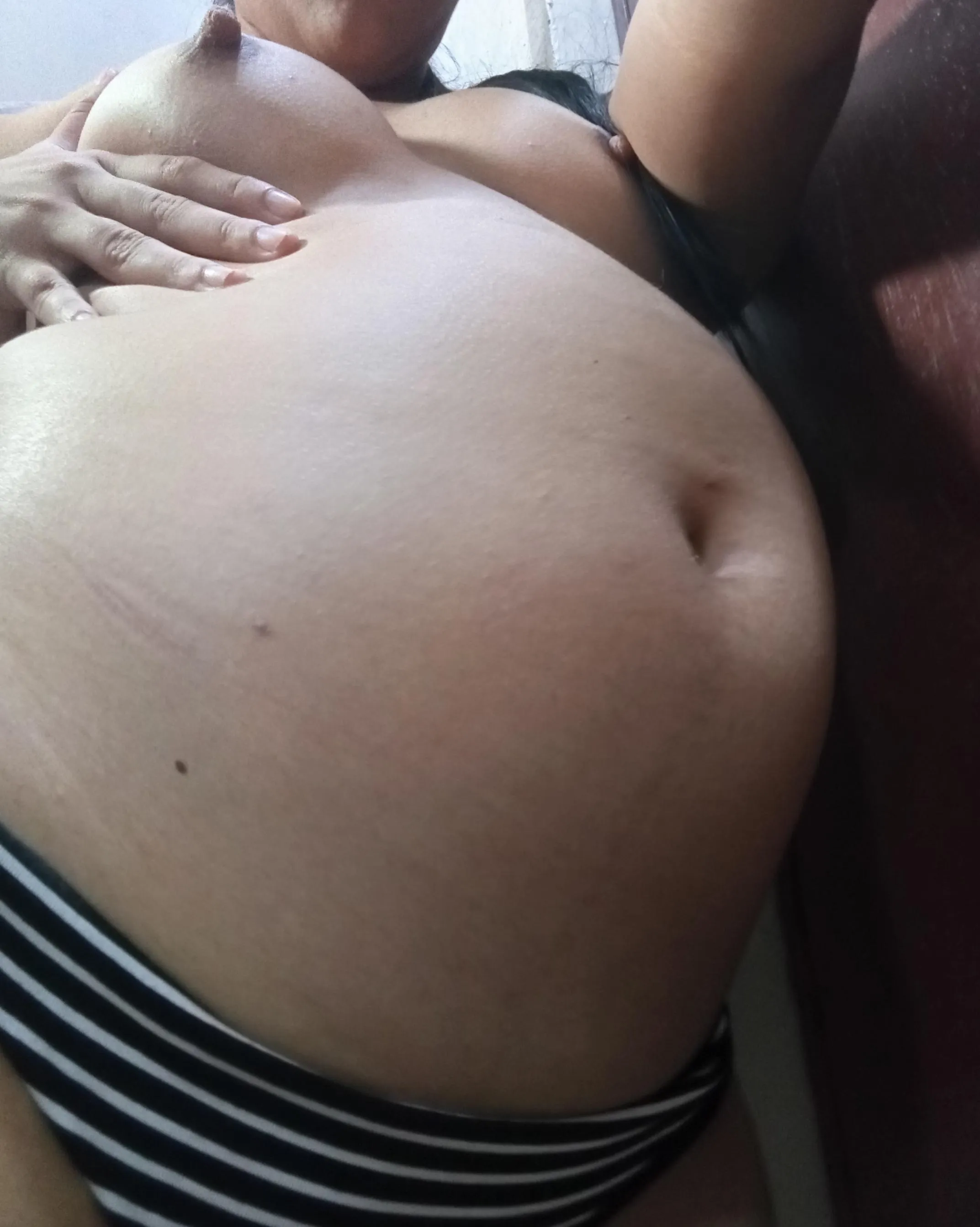 Hi, do you like my bump? A good daddy who loves my pregnancy. The birth is almost here.