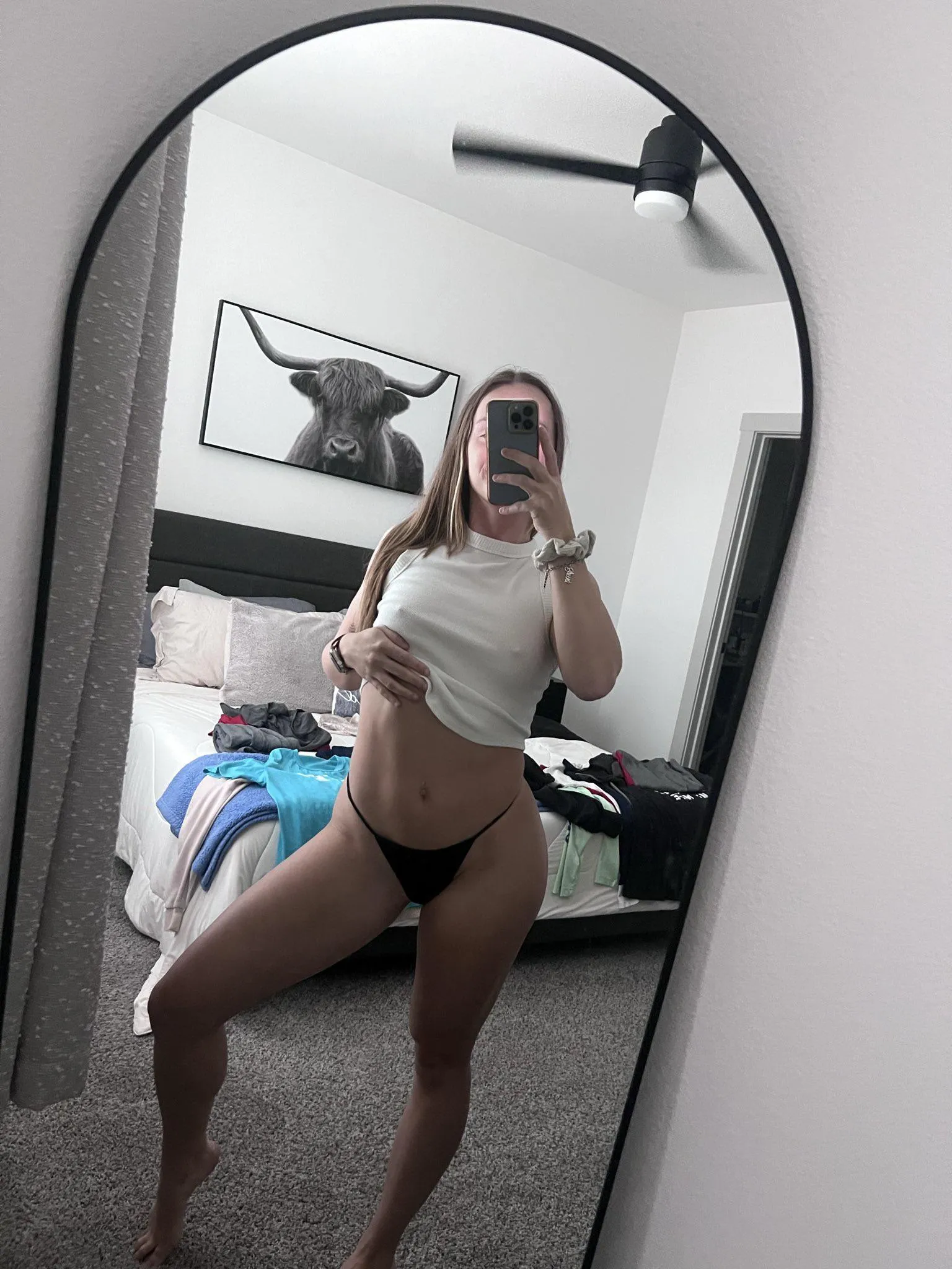 Who’s going to fill this pussy in front of my hubby?😈