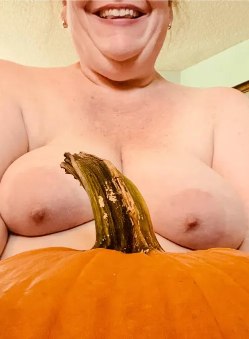 Sexy moms decorate for every season, holiday, and special occasion!🎃