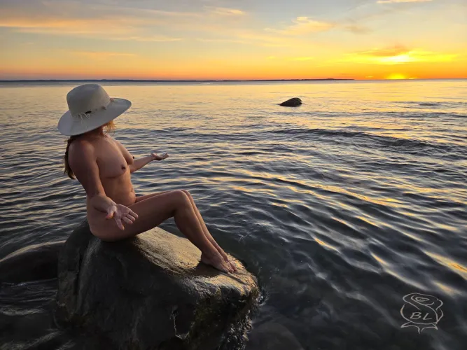 Sexy moms get bolder and boulder 🤭