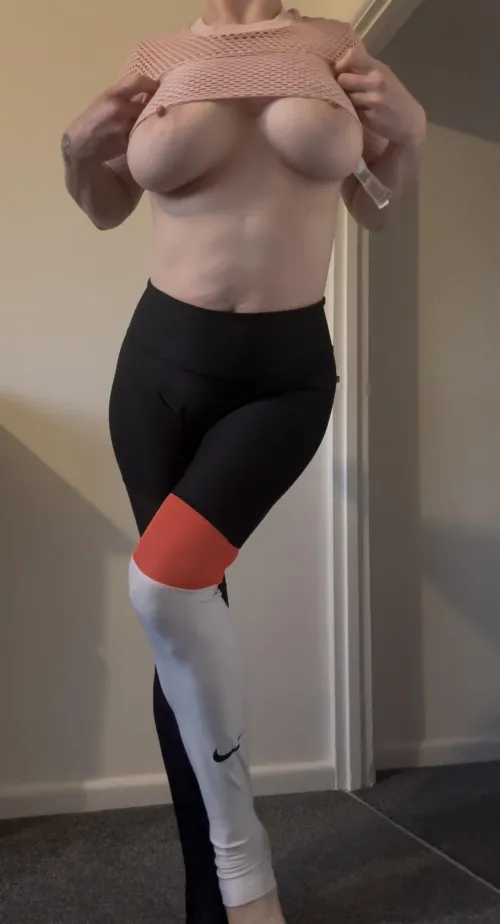 Sexy moms go to the gym in skimpy clothes