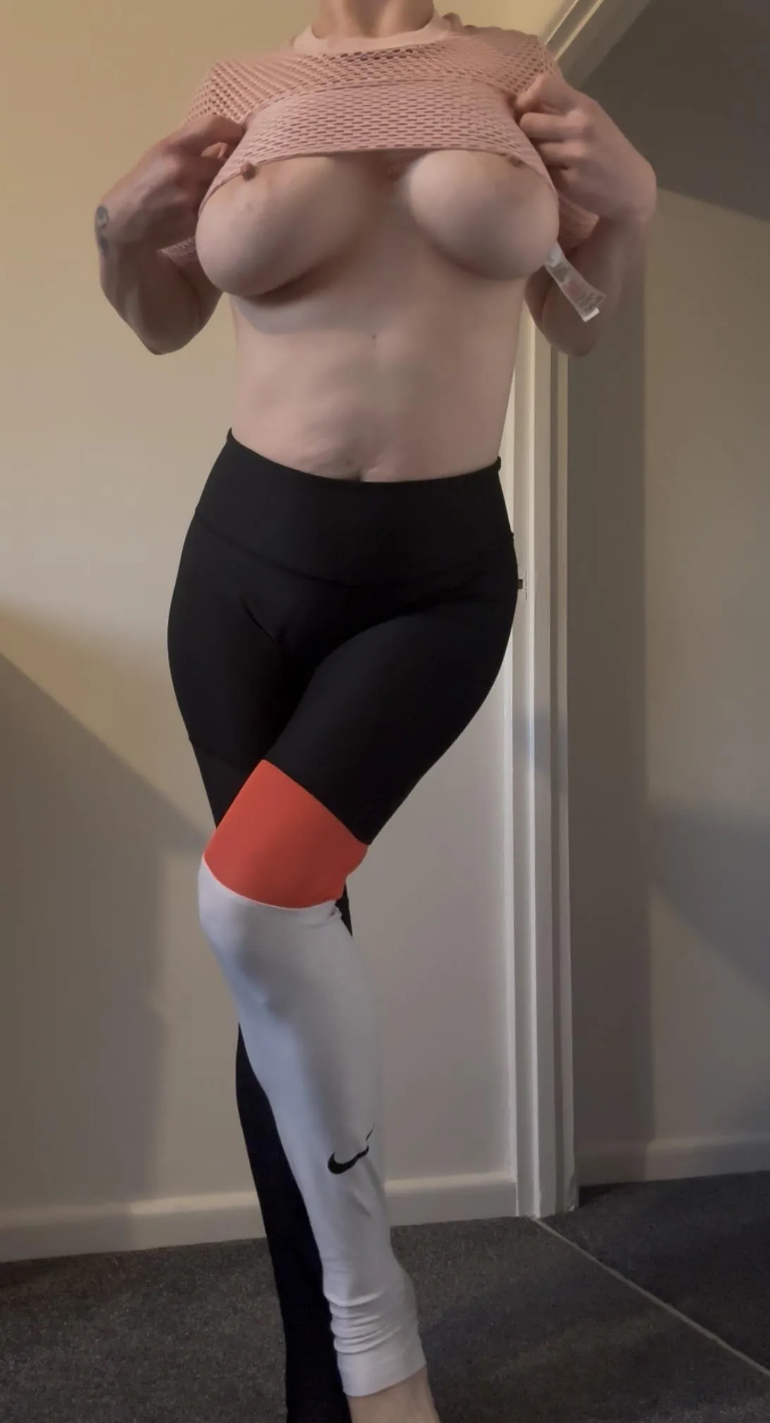 Sexy moms go to the gym in skimpy clothes