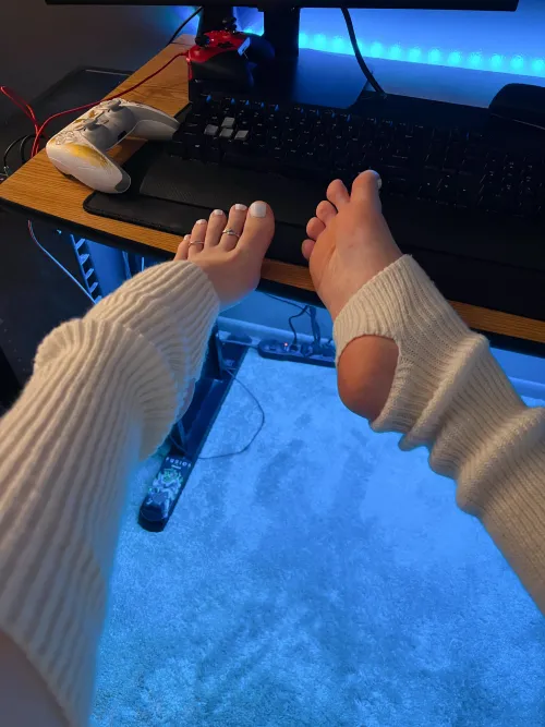 So cute when my toes match my leg warmers 😍