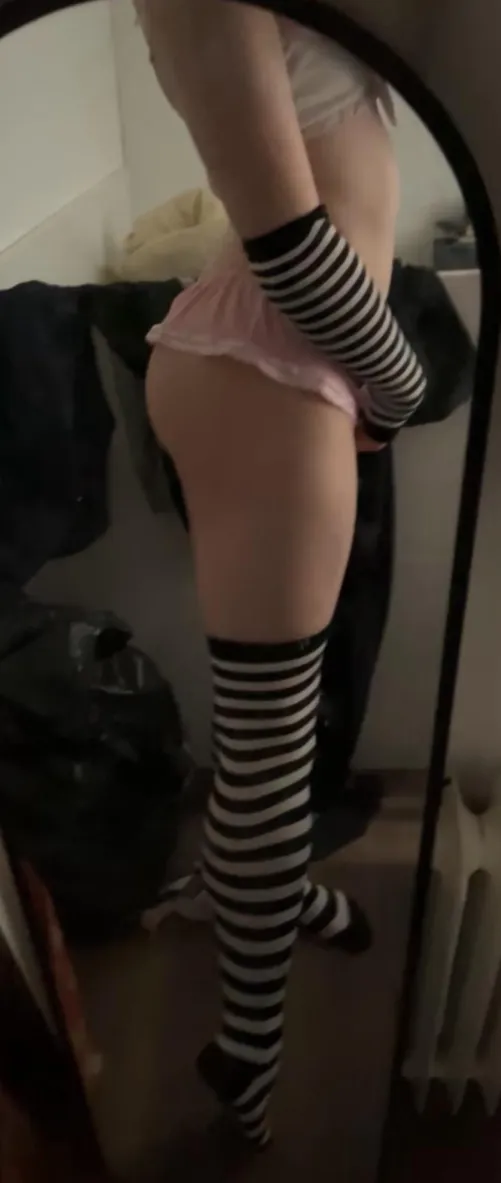 i wish someone would just lift me up so my legs dangle >~< * sowrry for the mess *