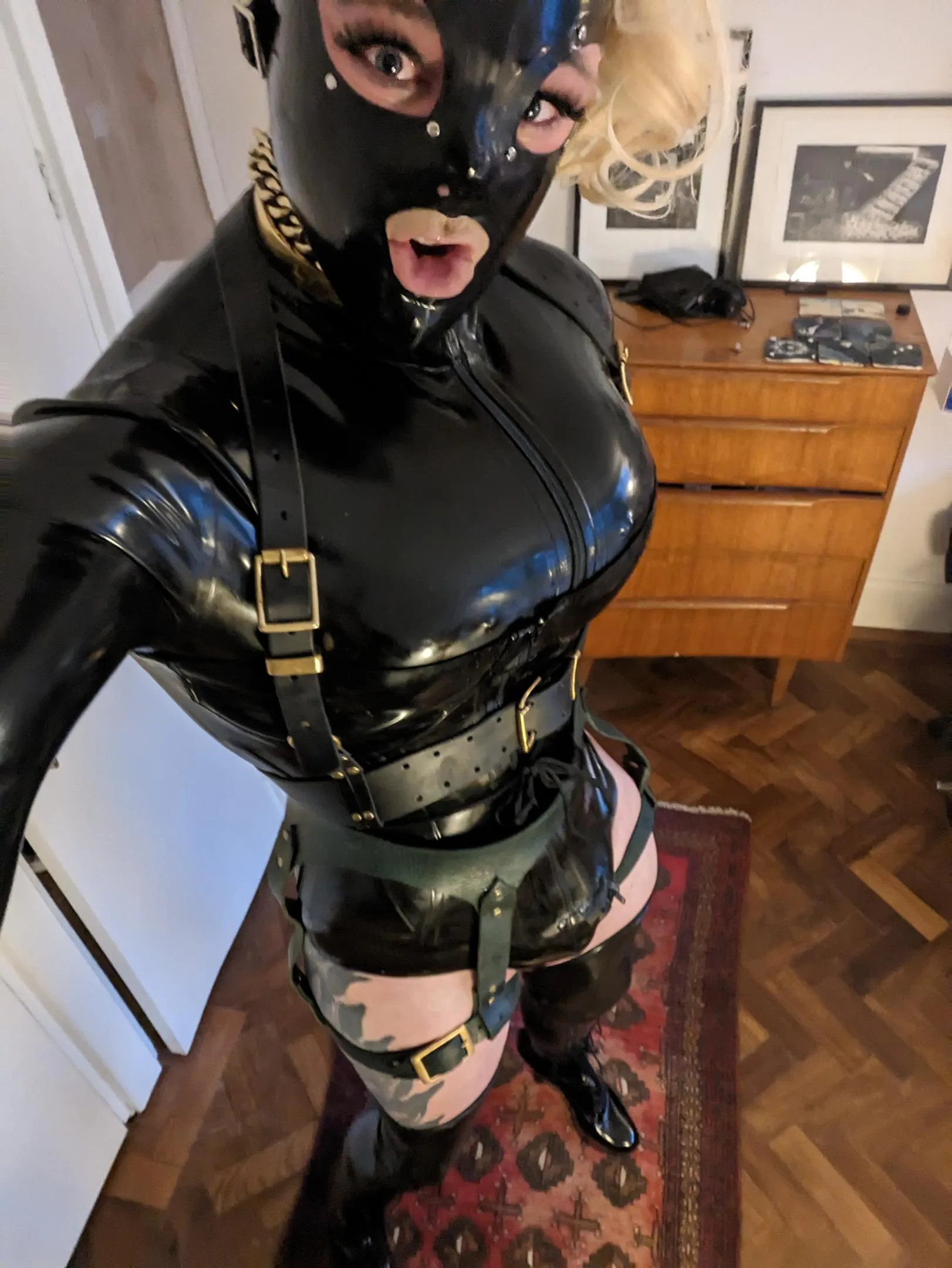 London rubber sissy looking for play partners/dominants