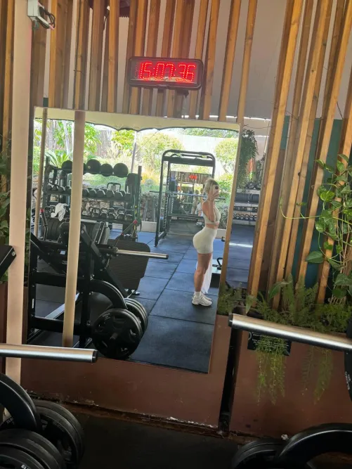 showing off my booty for you at the gym ;)