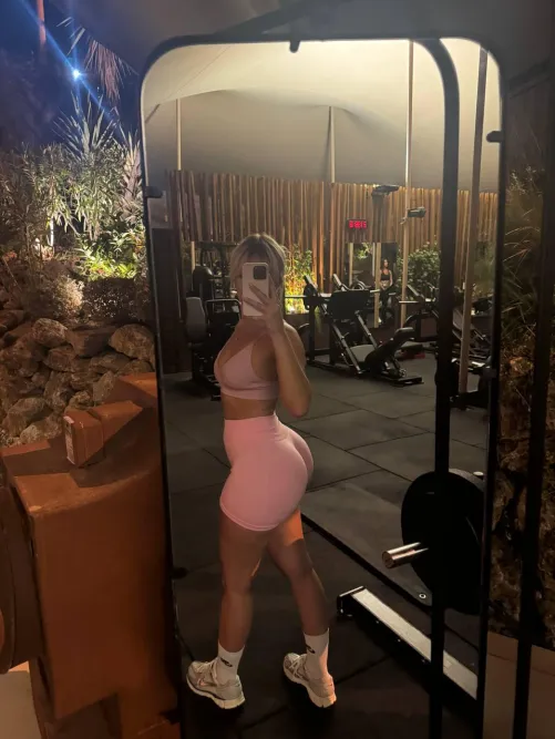 showing off my booty for you at the gym ;)