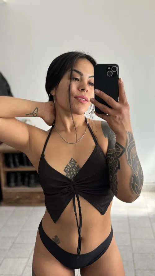 I know I'm your favorite brunette