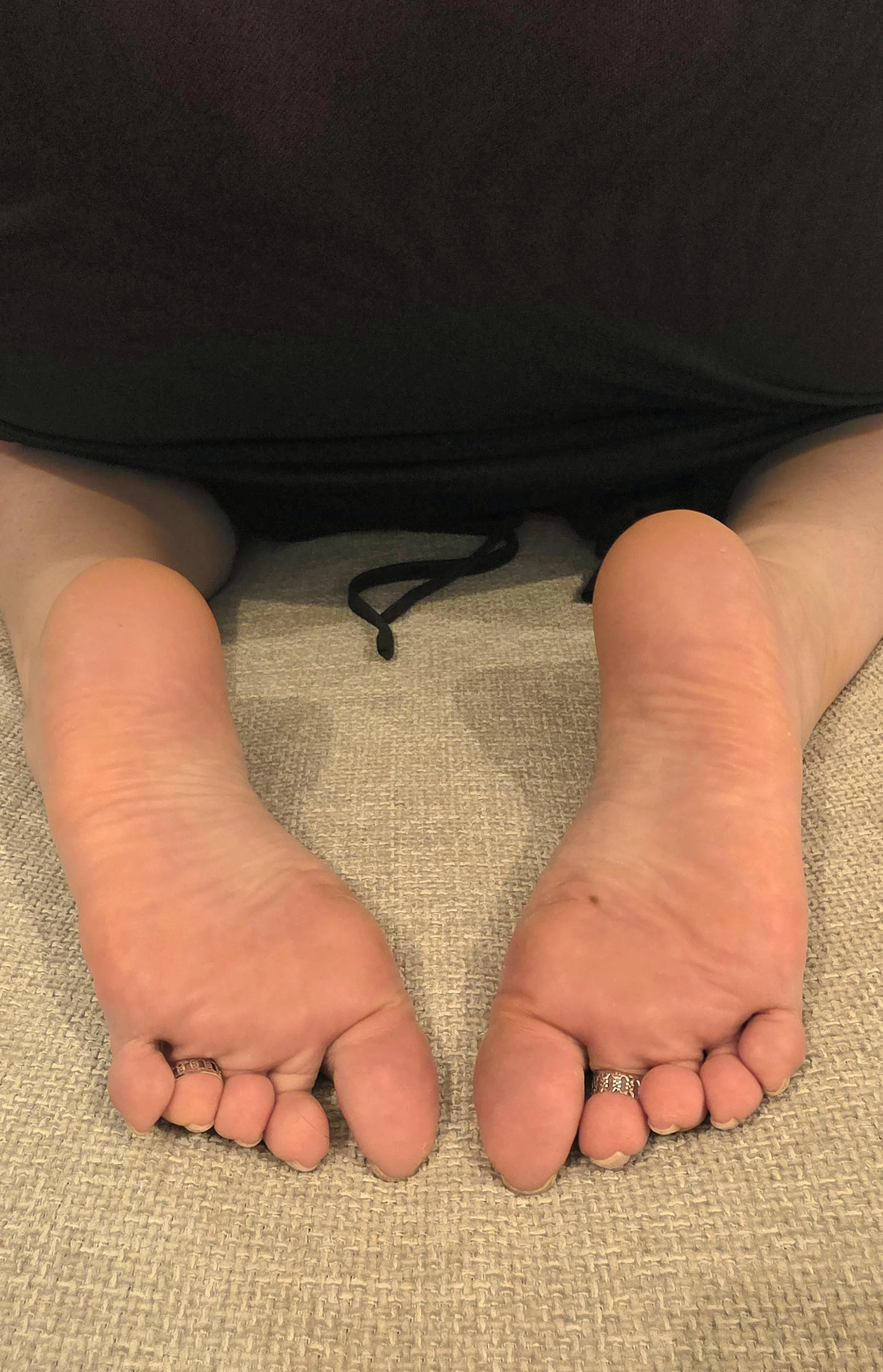 Would you like to put your hard dick over here? I wanna feel it 😈🤤