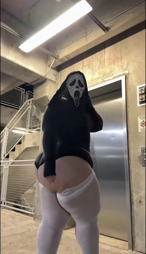 wyd if ghost face w a phat ass is chasing u?