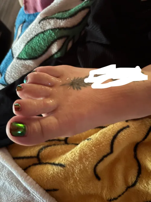 Cum on her feet looks so good!