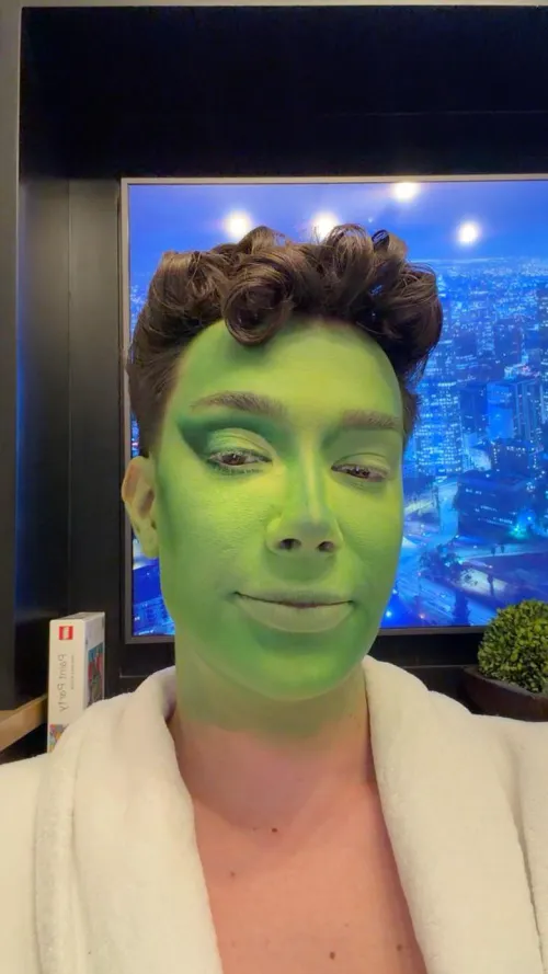 His face may be green, but his facial features are just as perfect. 🥵