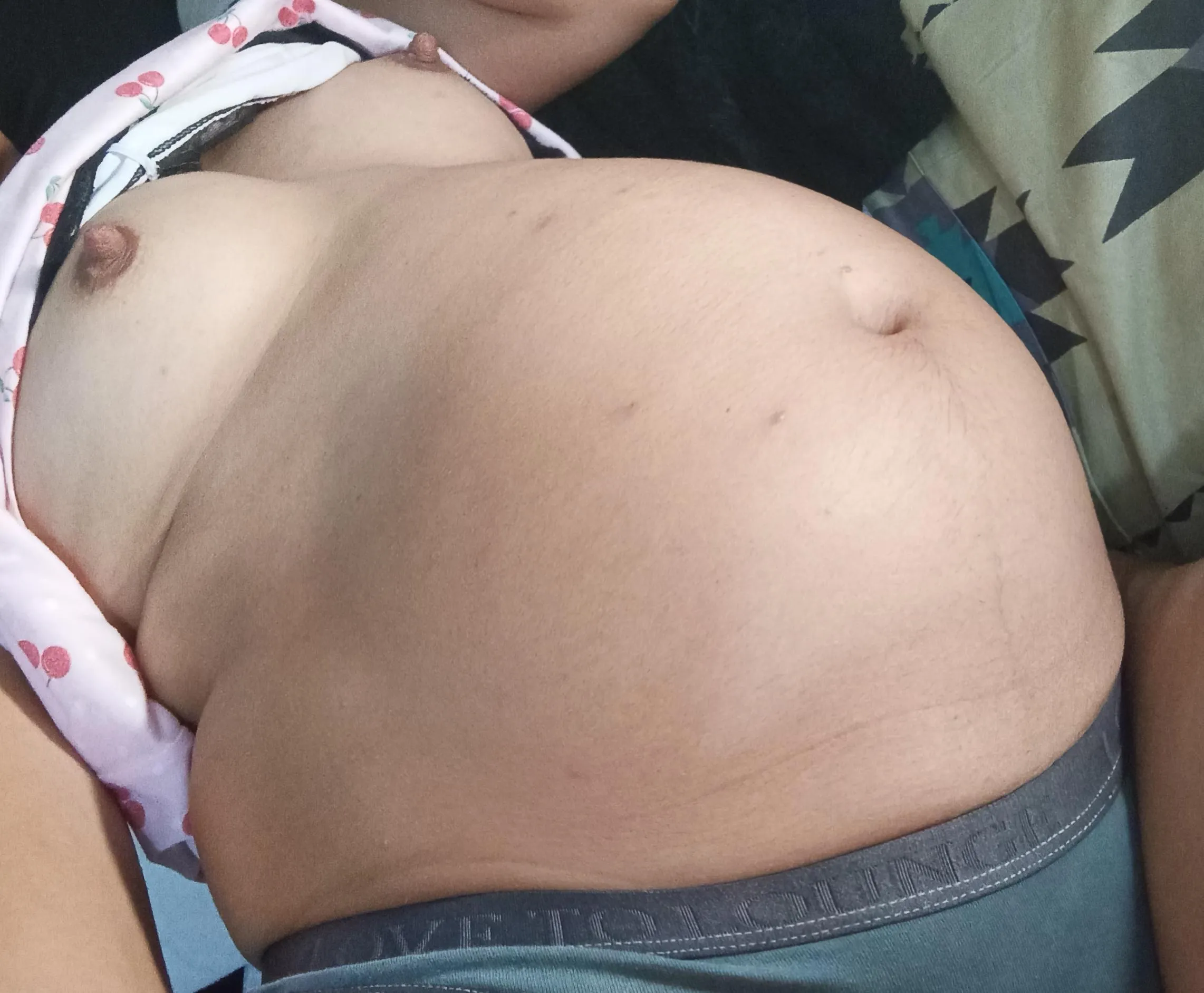 Enjoying my pregnancy, which makes me feel sexy and hot. Do you like my baby bump? Single and ready for anything.