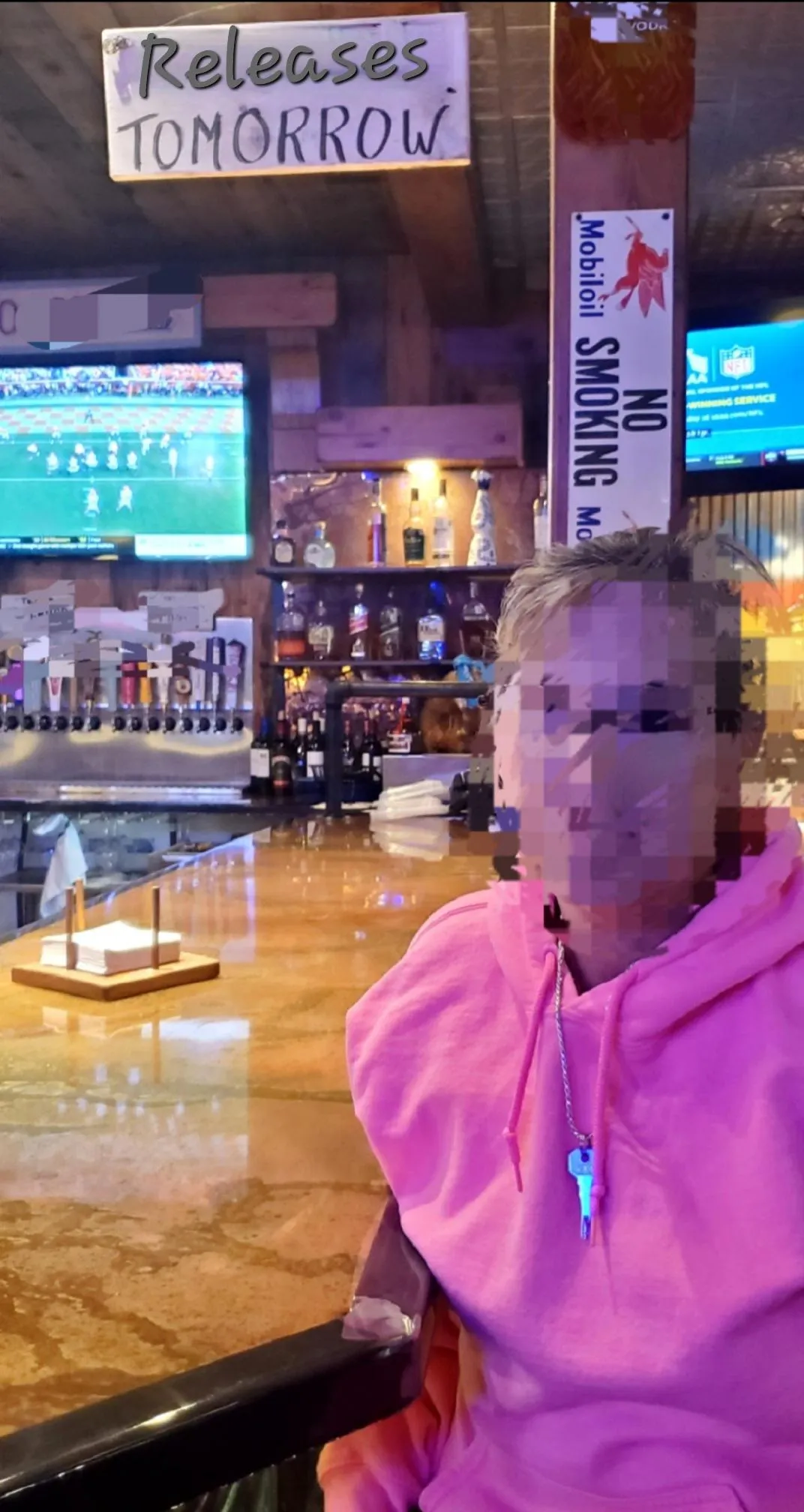 For all those participanting, we're half way through the celebration of Locktober! I hope everyone is enjoying! This was a great restaurant where I was asked about my key. Free beer is nice, but I had to make some changes 😚😚😚