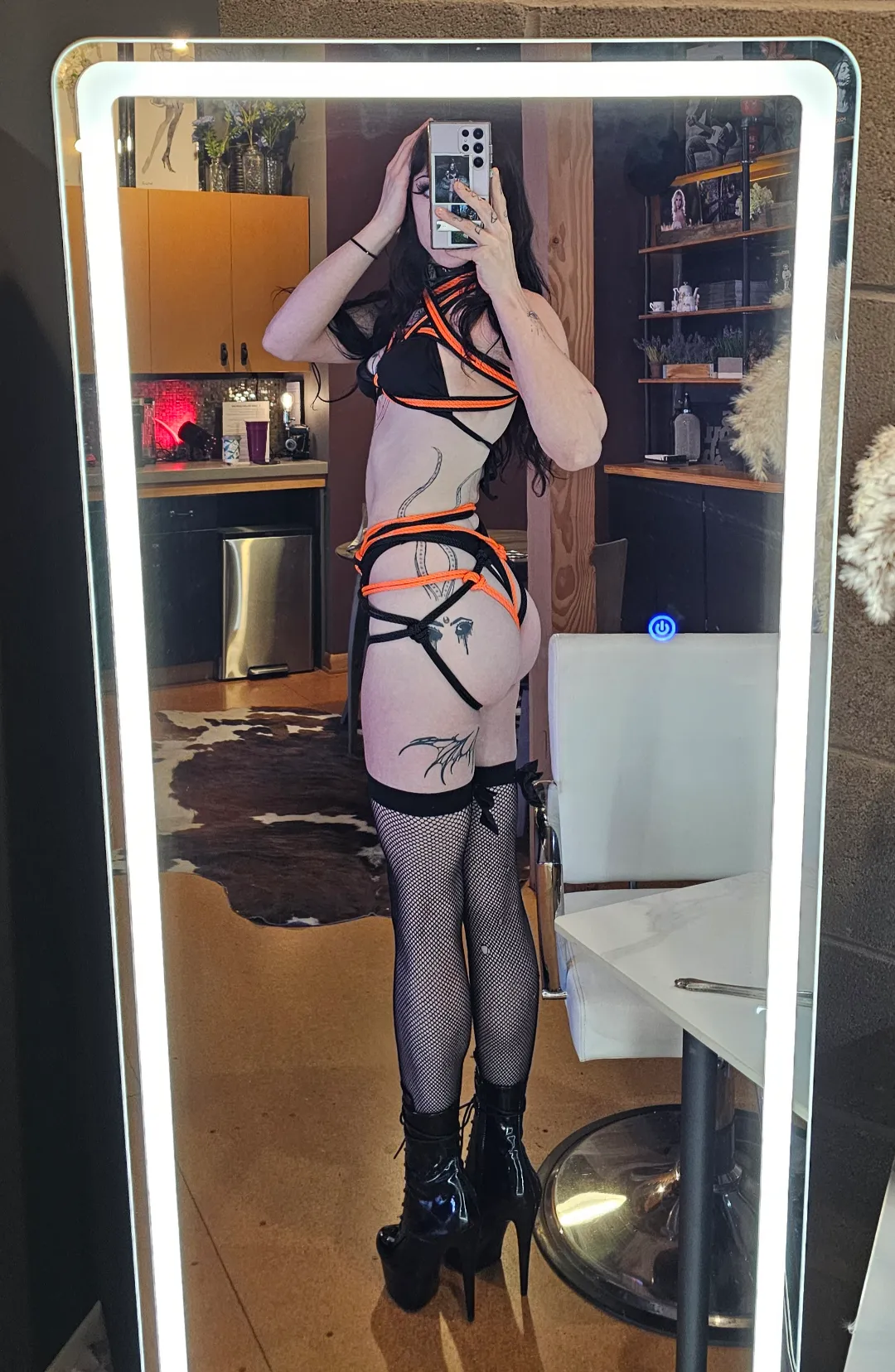 This goth girl loves rope