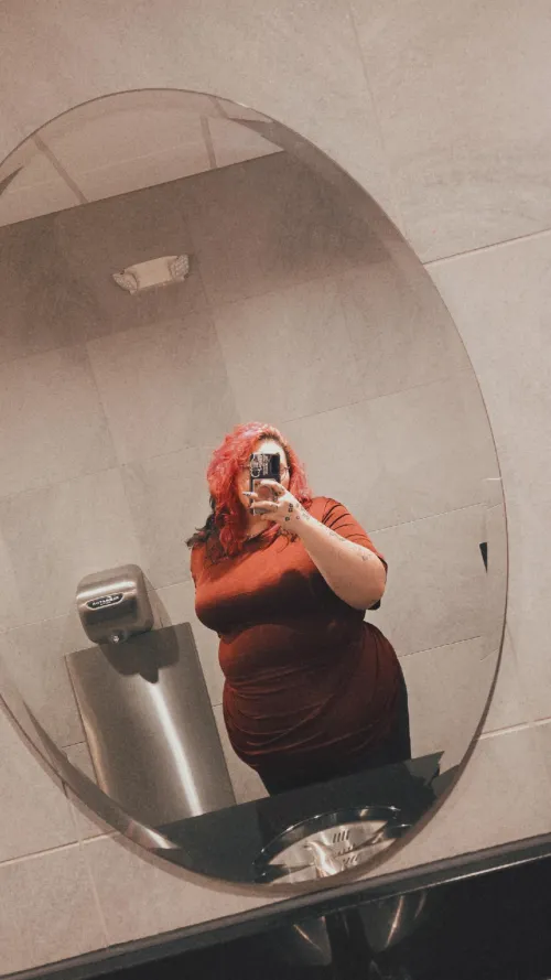 Back on your feed with my own kind o f quiet shine.🩷✨️