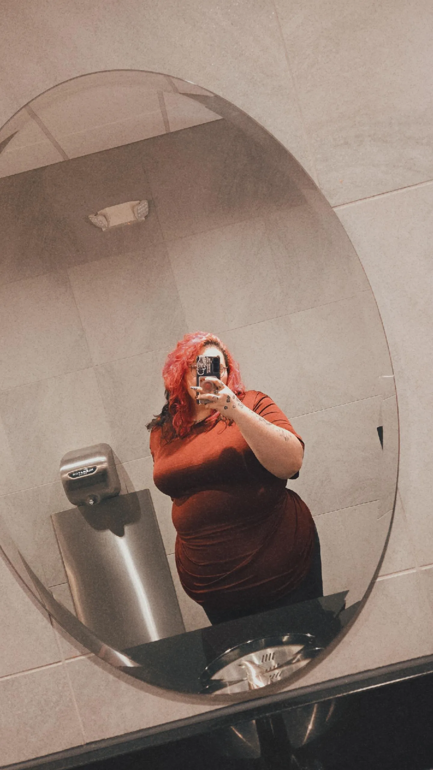 Back on your feed with my own kind o f quiet shine.🩷✨️