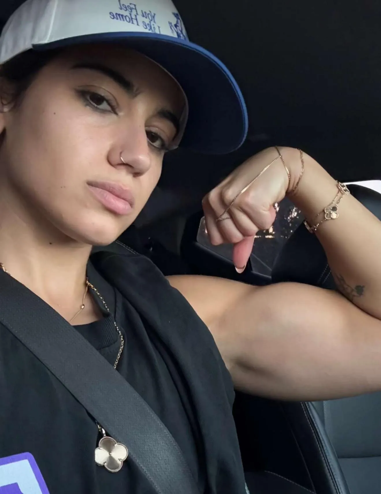 I just love when she flexes her biceps 🤤