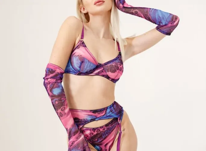 An interesting color for a bra, I think it suits me