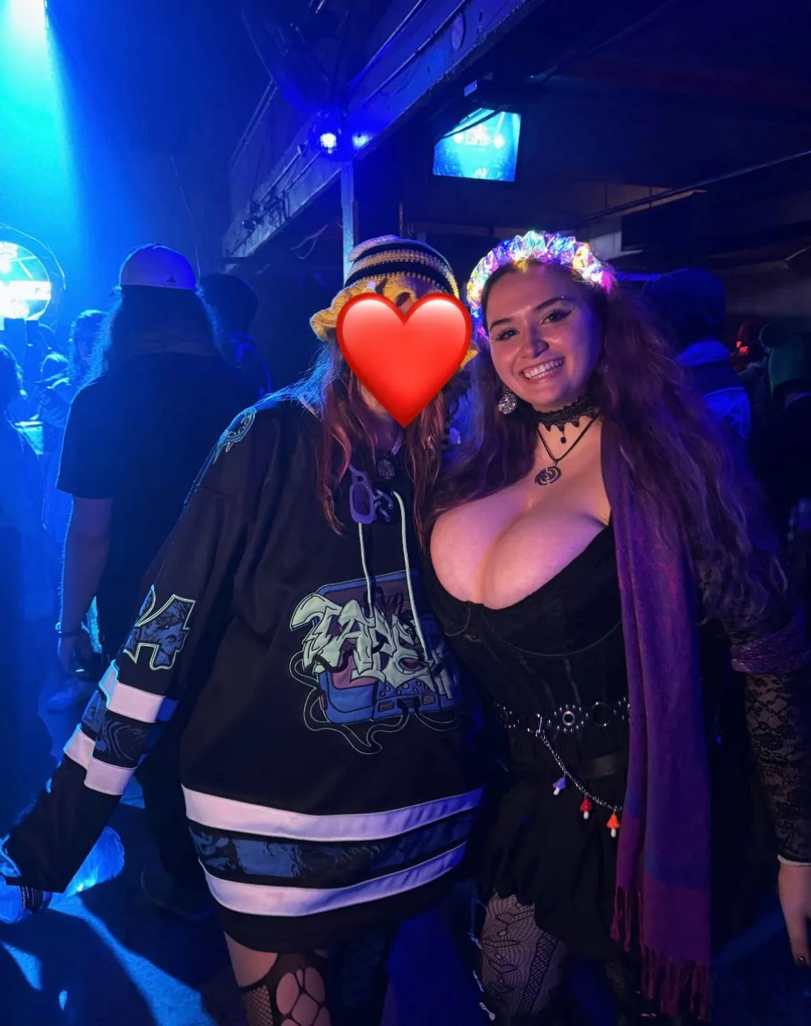 difficult to hide when going out🤭