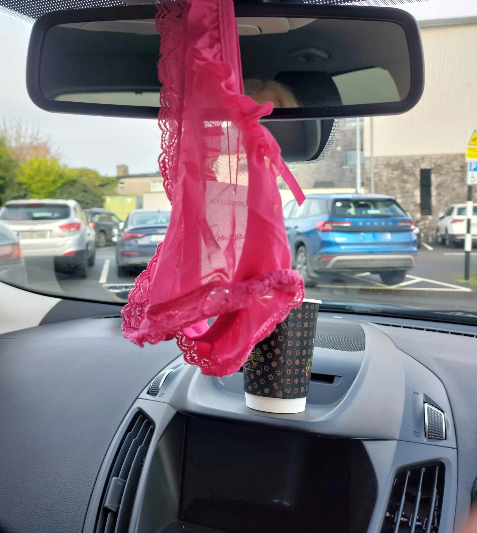 [F] A little early for my hair appointment so I'll have a coffee and 😈💦💦💦